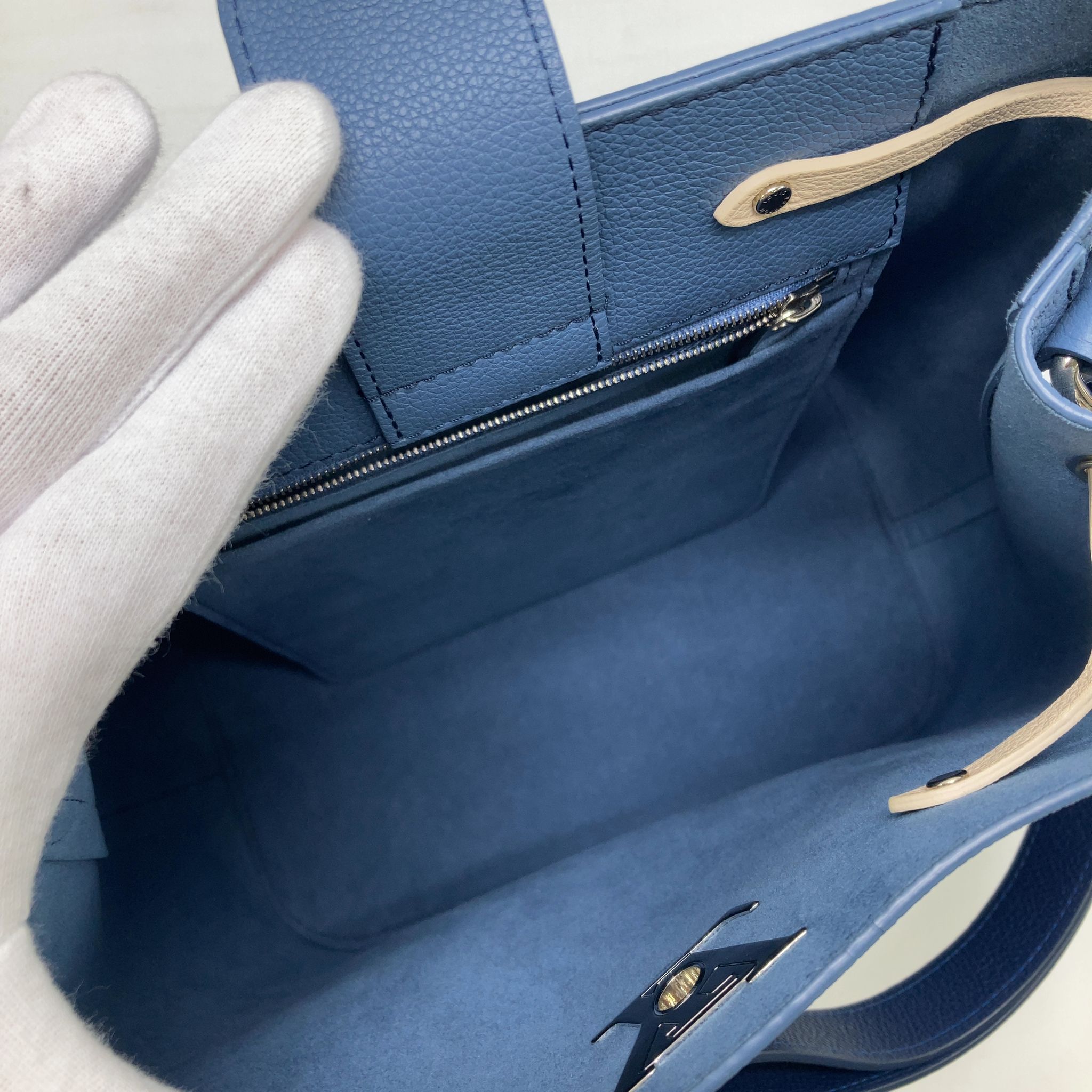 Louis Vuitton Lock Me Bucket Taurillon