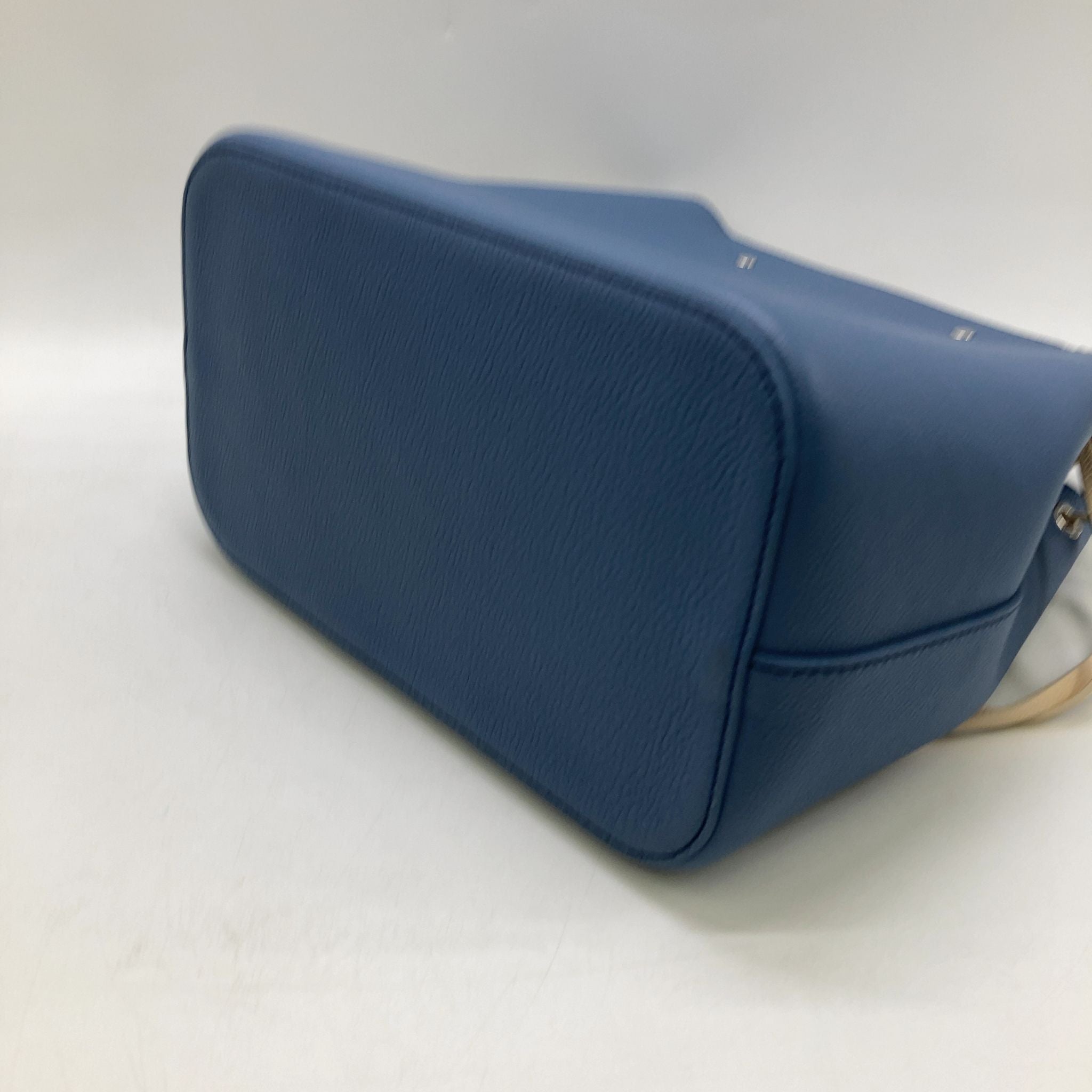 Louis Vuitton Lock Me Bucket Taurillon