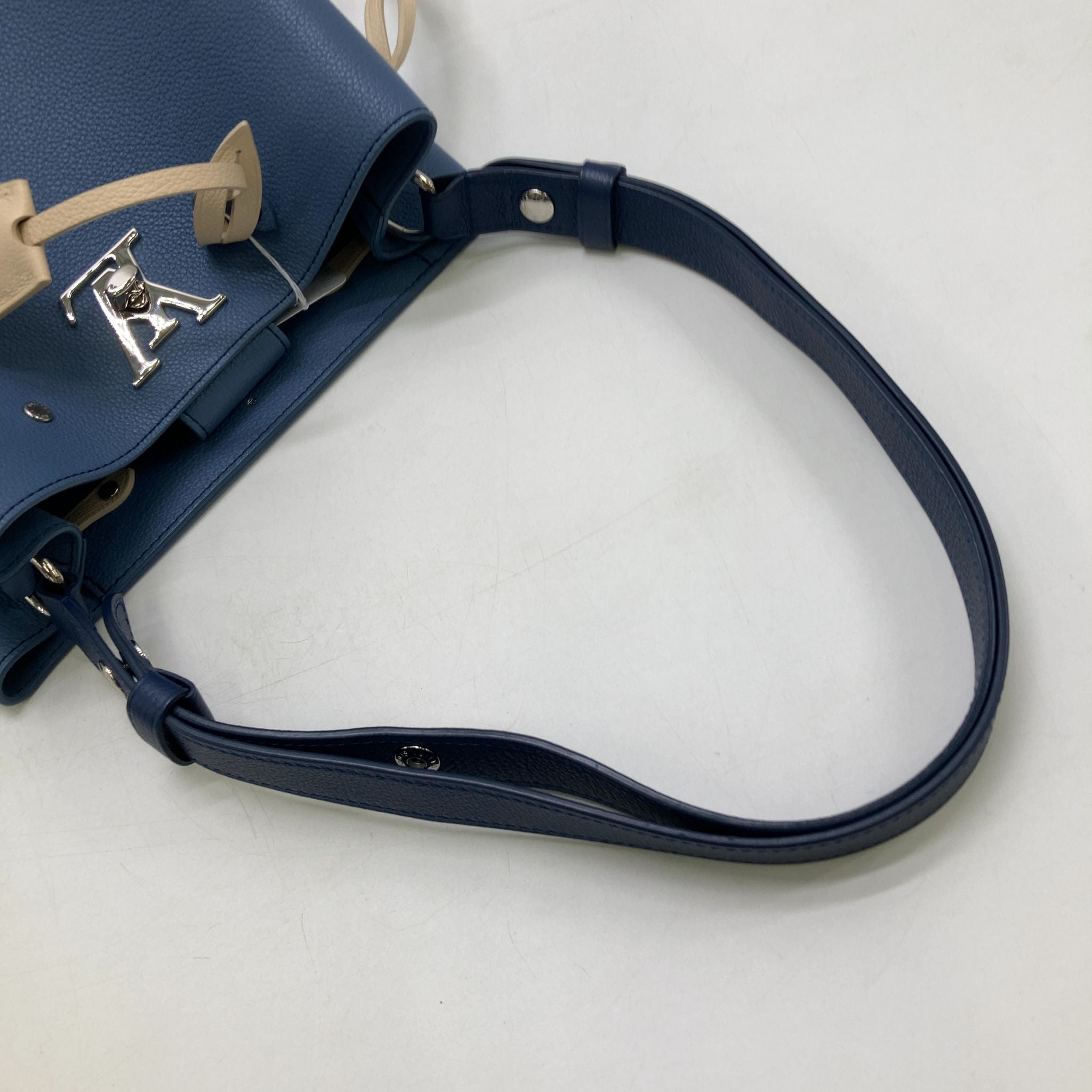 Louis Vuitton Lock Me Bucket Taurillon